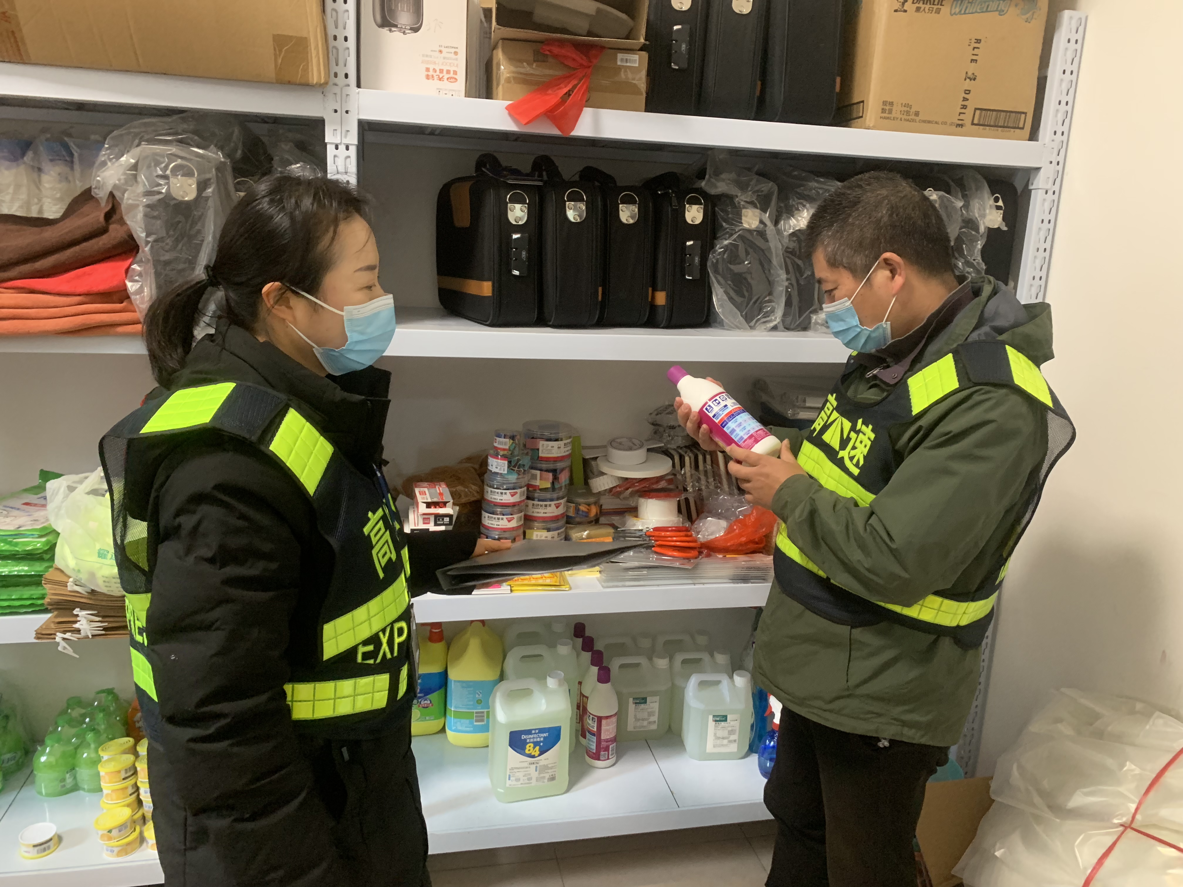 1640588788896456.jpg 20211223檢查組檢查防疫物資(葉茂攝).jpg