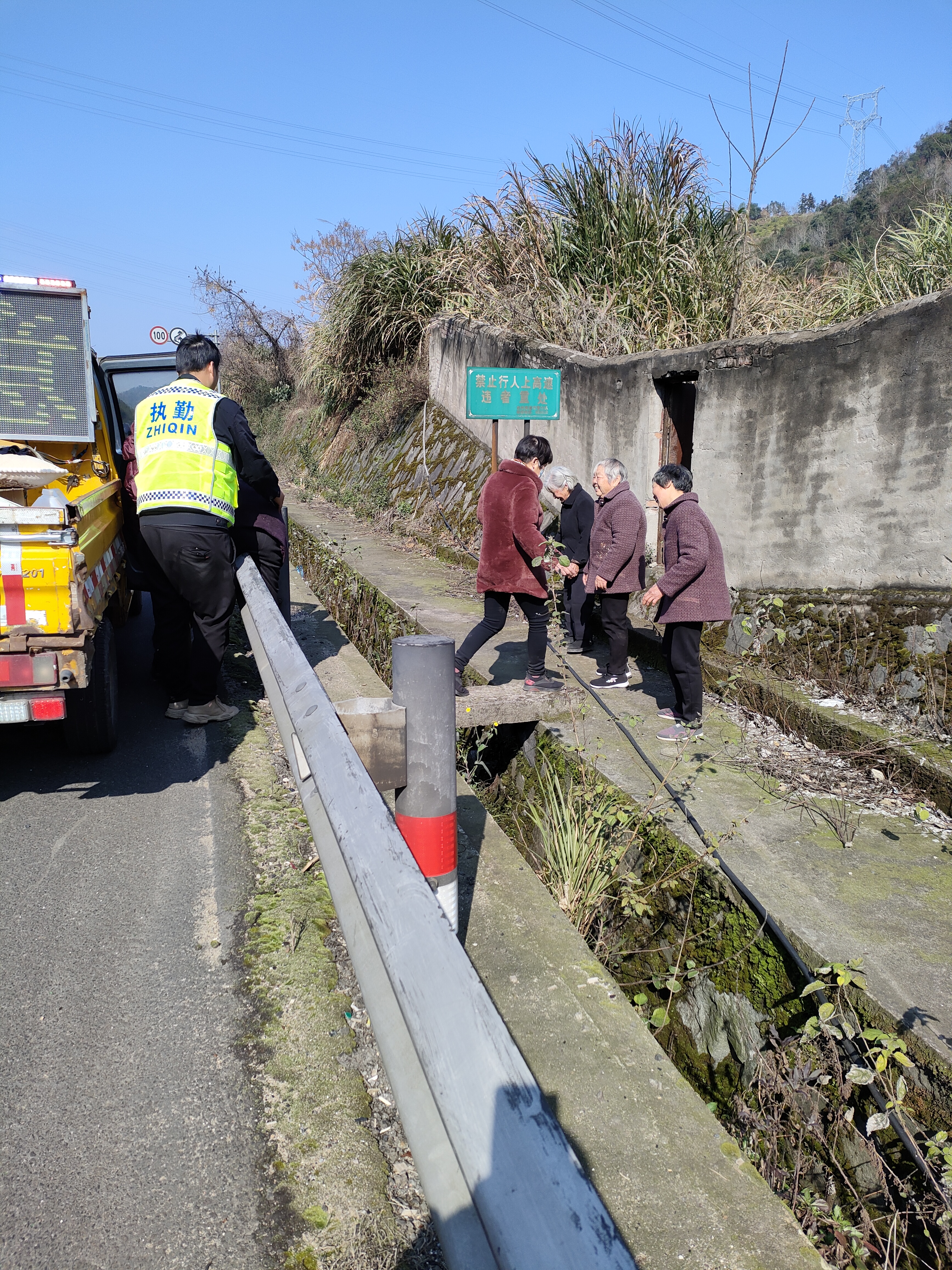 1644395889775450.jpg 2022.02.05護(hù)送老太太們離開(kāi)高速 陳旦平攝.jpg