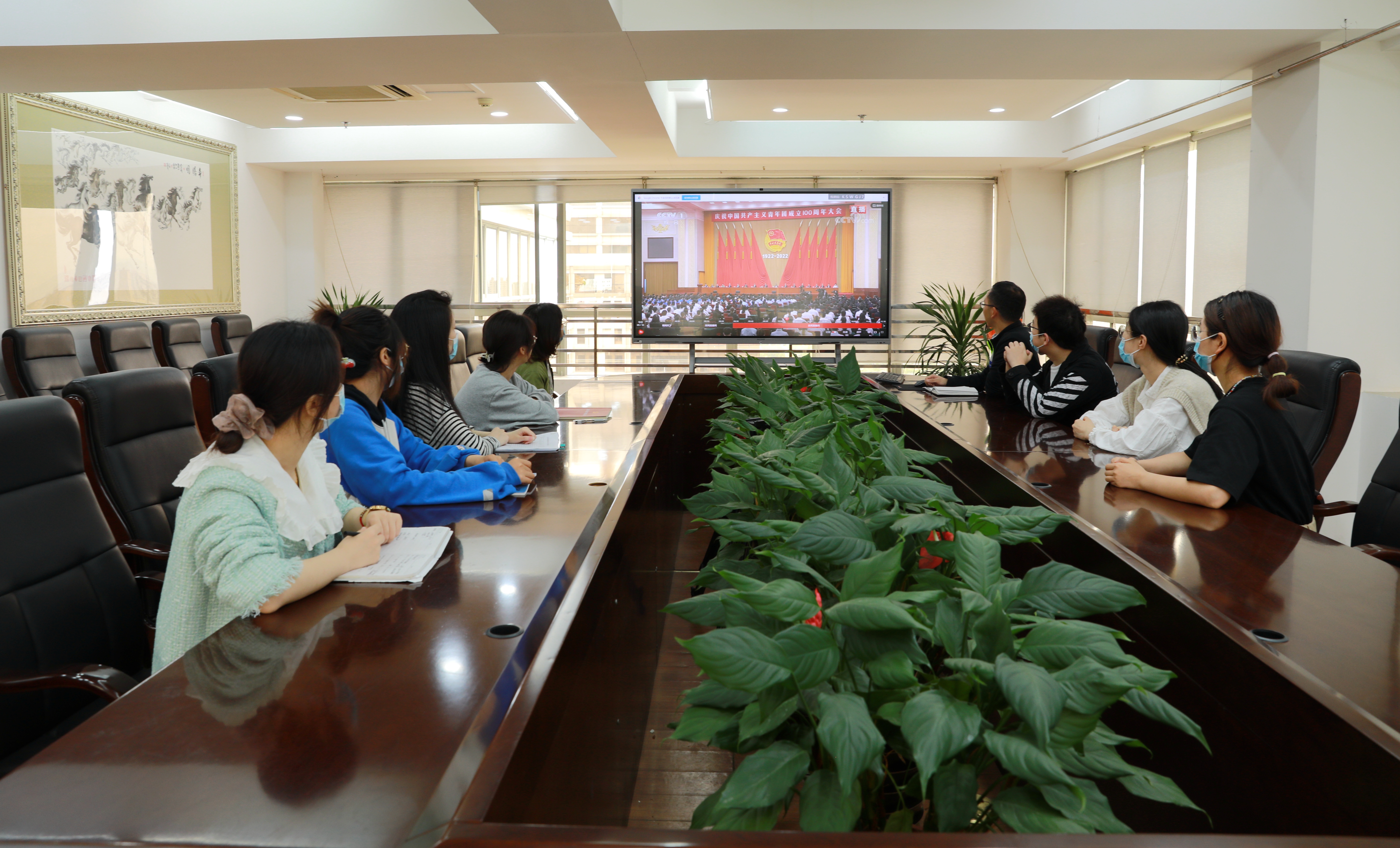 1652239334831695.jpg 行政團支部組織收看大會直播.jpg