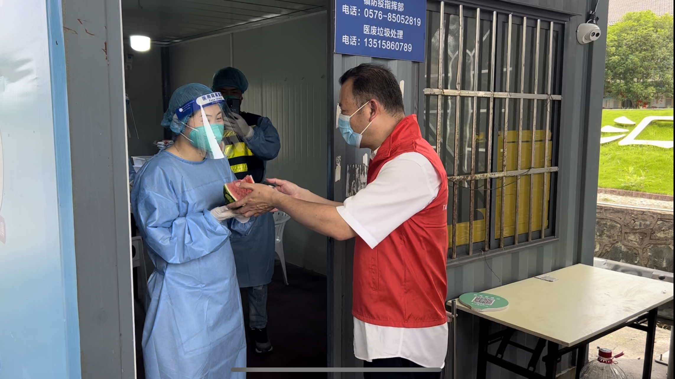 1654849288140585.jpg 應(yīng)錦清送西瓜給防疫人員徐蘇蘇攝.jpg
