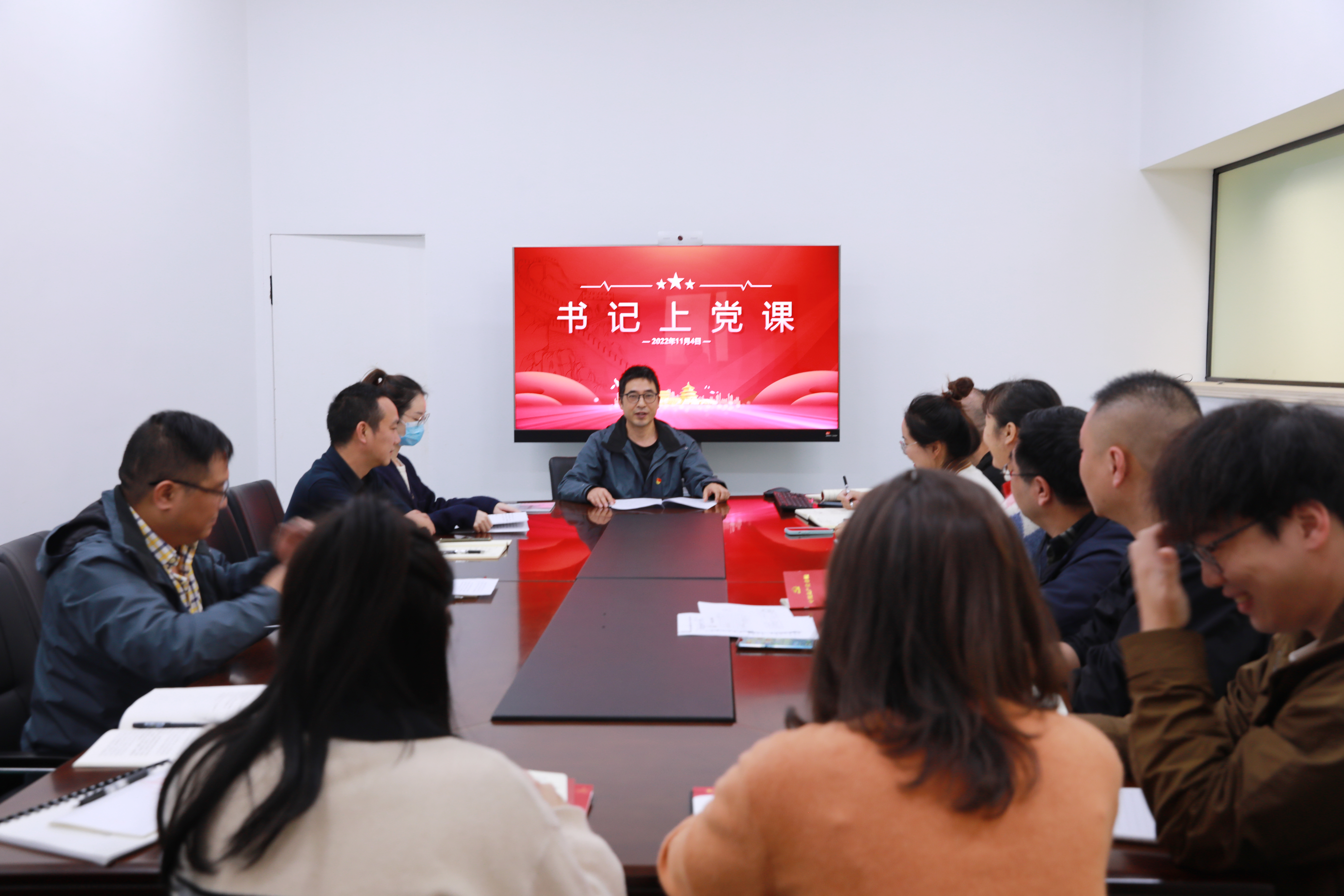 1668063929303376.jpg 行政支部書記上黨課.JPG