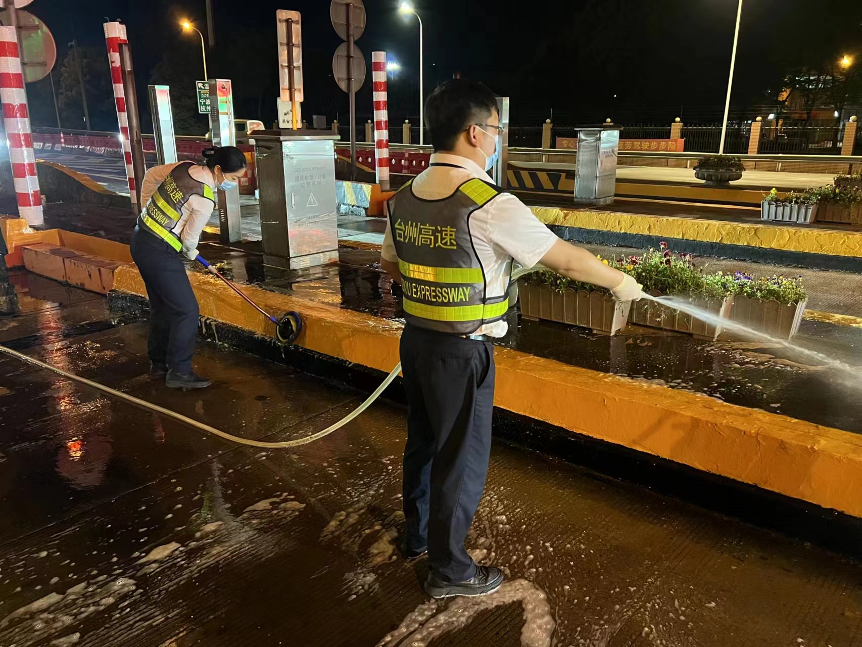 1684174844859861.jpg 20230511 圖為車道打掃現(xiàn)場(chǎng) 崔翔浩攝 (2).jpg