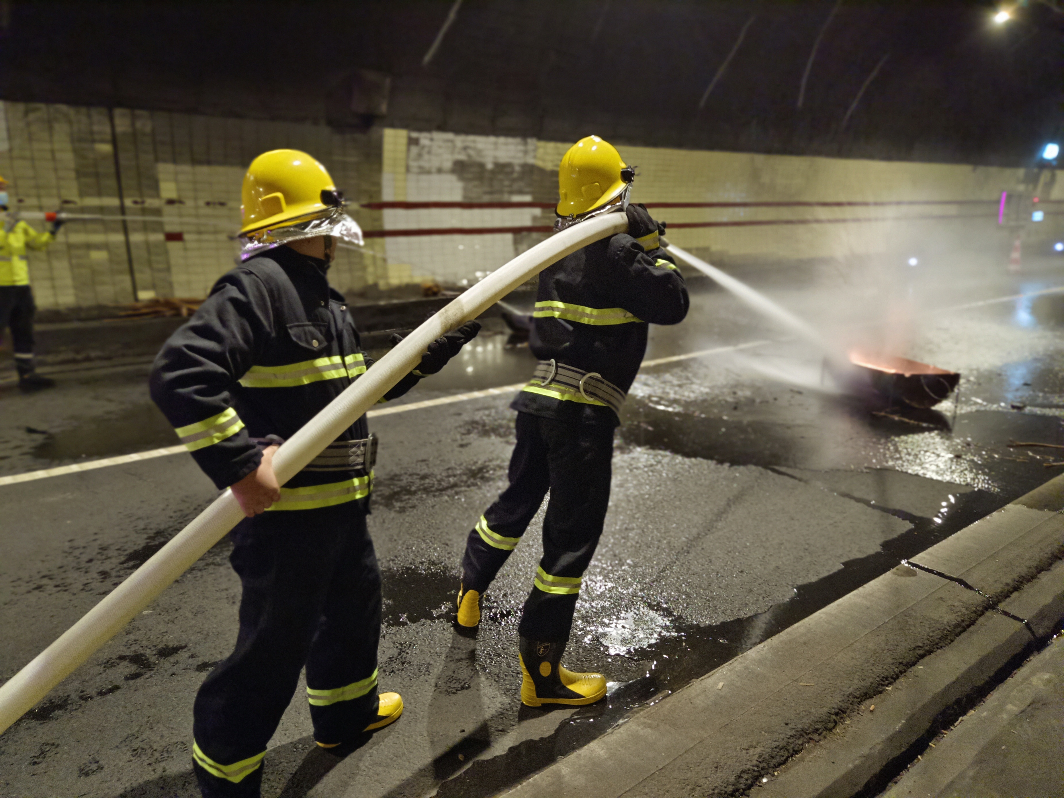 1701418058680205.jpg 20231130隧道滅火現(xiàn)場(chǎng) 陳智慧攝.jpg