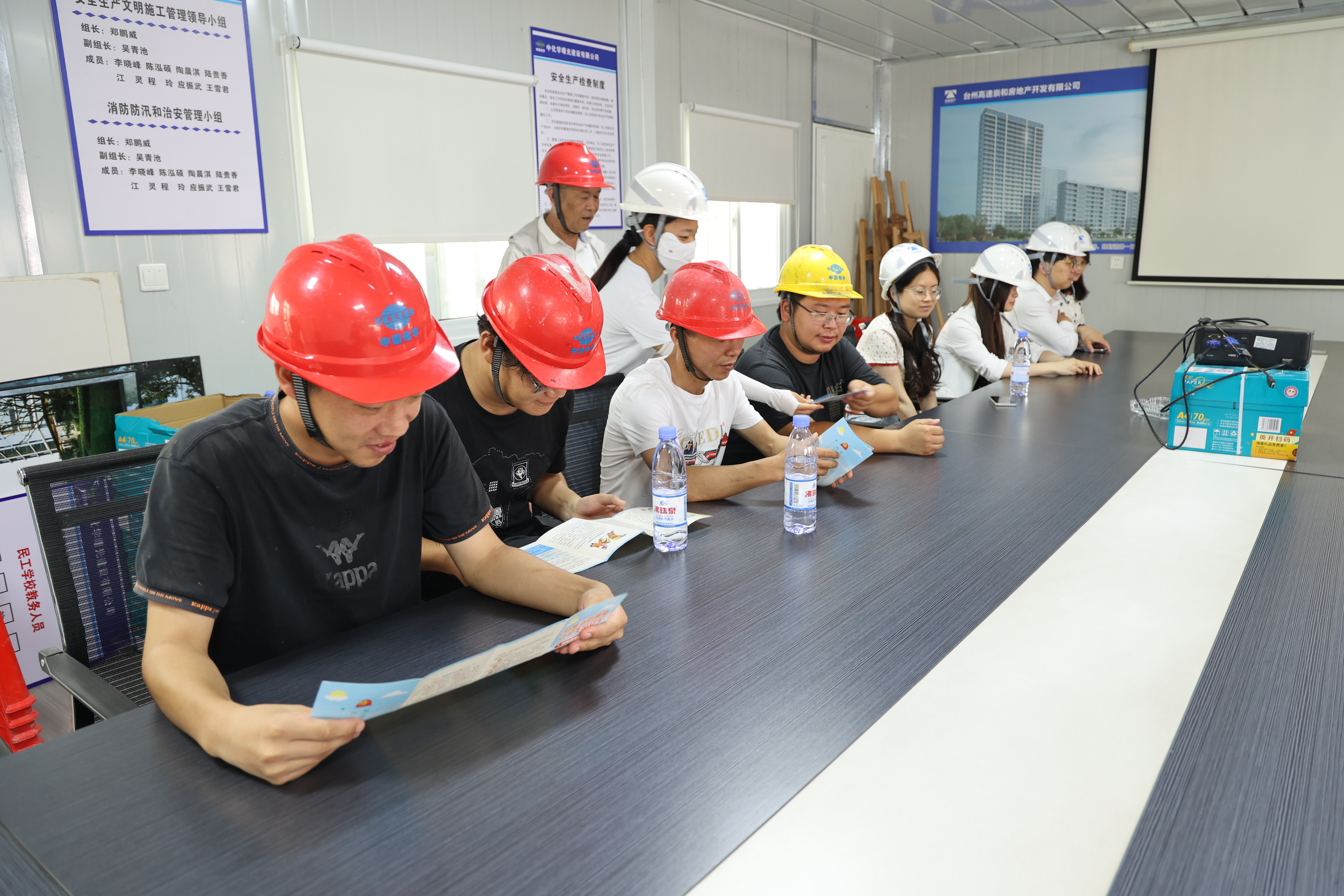 1719909267586161.jpg 分發(fā)宣傳冊.JPG