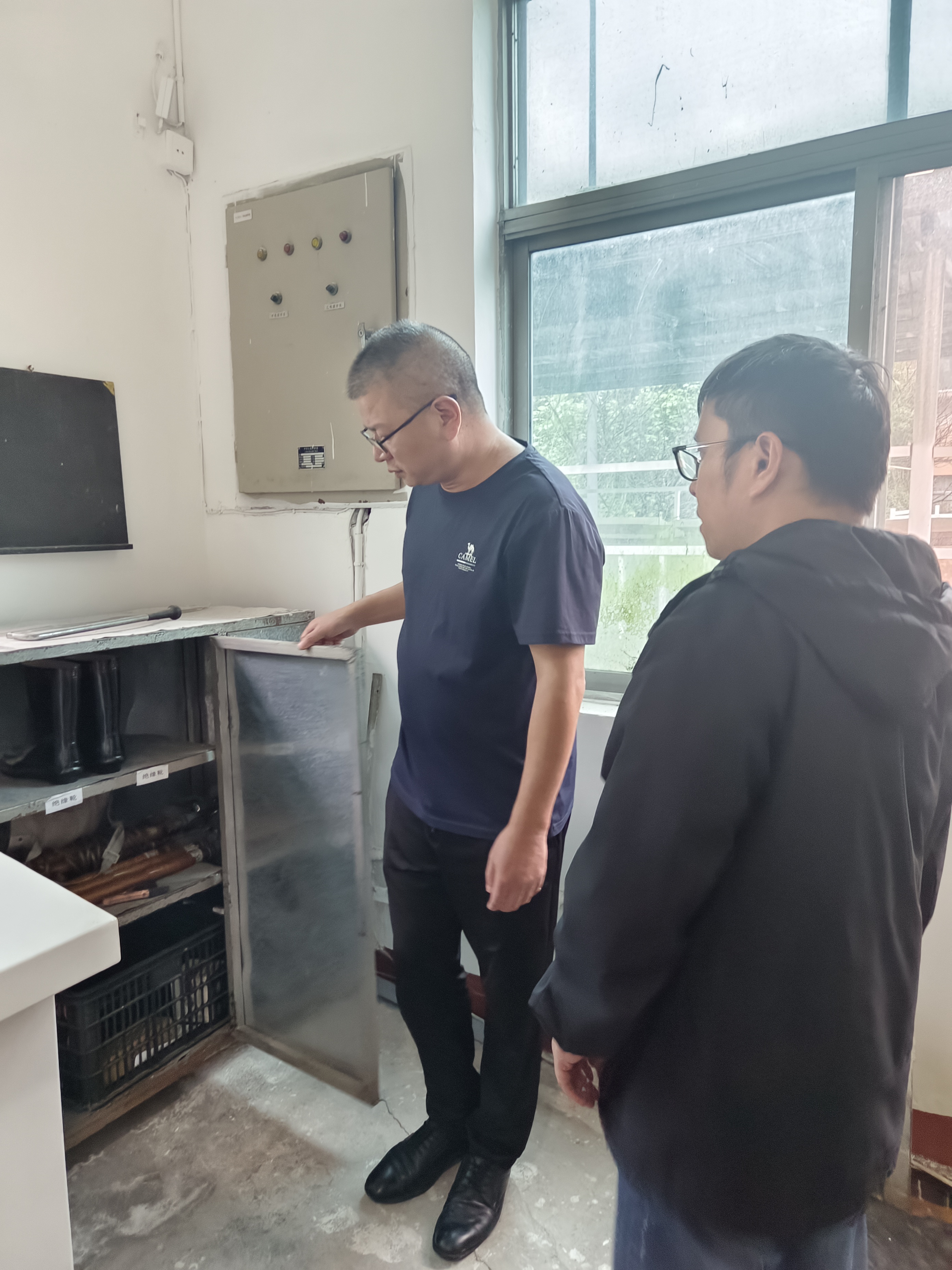 1730448529144518.jpeg 2024.10.31審核人員在配電房現場查看工具箱 陳智慧攝.jpeg