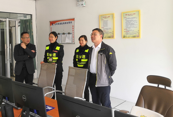 3 陳文波在臨海南監控室察看收費員工作情況_副本_副本.jpg
