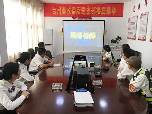 圖為黨員們?cè)谑湛础兑园笧殍b 警鐘長鳴》警示教育片(夏蓮萍攝).jpg