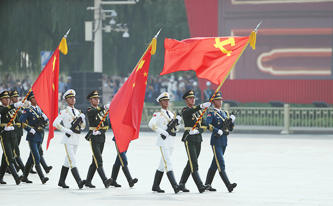 大屏映軍威，同心筑未來(lái)！新東電組織全員觀看閱兵！